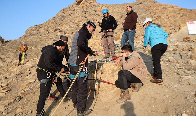Iğdır&#039;da Dağcılık Eğitimi ve Doğa Yürüyüşleri Tekelti Dağı ve Kızıl Kayalıklarda Yapılıyor