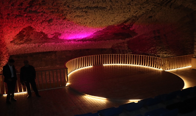 Iğdır&#039;daki Tuz Terapi Merkezi&#039;nde Güneşin Bacadan Yansıması Görsel Güzellik Oluşturdu