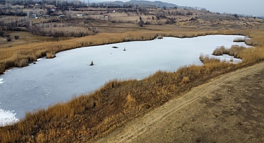 Iğdır'daki Üçkaya Gölü'nün yüzeyi buz tuttu