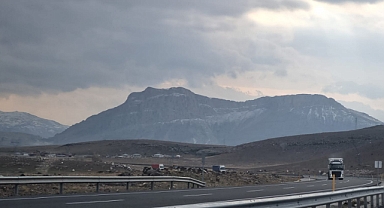 Iğdır-Doğubayazıt Yolu Üzerindeki Kalus Dağı'nda İnsan Silueti İlgi Görüyor