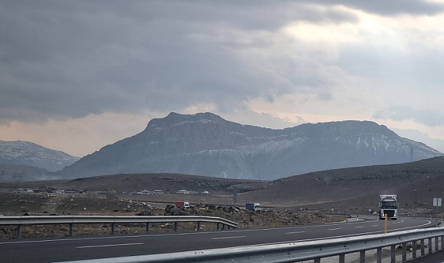 Iğdır-Doğubayazıt Yolu Üzerindeki Kalus Dağı&#039;nda İnsan Silueti İlgi Görüyor