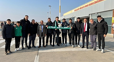 Iğdır FK’nın yeni teknik direktörü Osman Özköylü çiçeklerle karşılandı