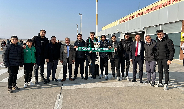 Iğdır FK’nın yeni teknik direktörü Osman Özköylü çiçeklerle karşılandı