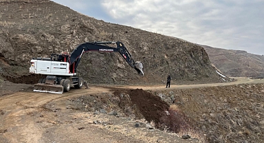 Iğdır İl Özel İdaresi Tuzluca ilçesinde köylerin yol çalışması devam ediyor