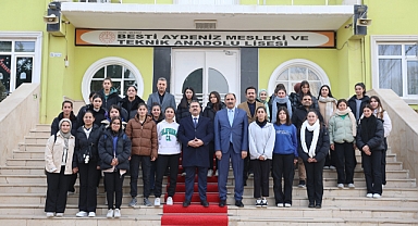 Iğdır Valisi Ercan Turan, Besti Aydeniz Kız Mesleki ve Teknik Anadolu Lisesini Ziyaret Etti