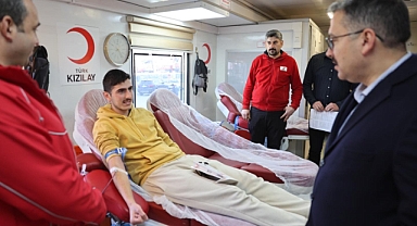 Iğdır Valisi Turan, Kan Bağışı Aracını Ziyaret Ederek Vatandaşları Desteğe Çağırdı