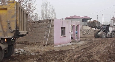 Iğdır Yüzbaşılar Köyü'nde Metruk Binalar Yıkıldı, Köylüler Memnun