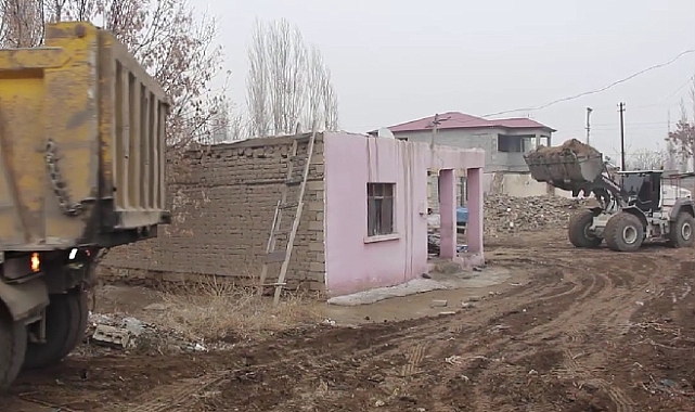 Iğdır Yüzbaşılar Köyü&#039;nde Metruk Binalar Yıkıldı, Köylüler Memnun