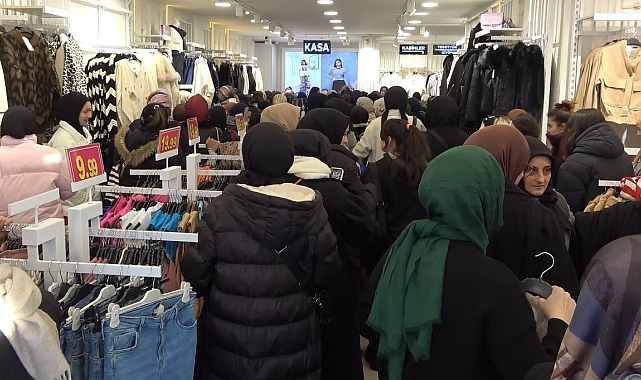 İndirimli fiyatlar kuyruklar oluşturdu