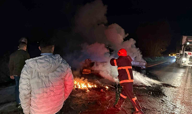 İnegöl&#039;de Mobilya Yüklü Kamyonet Alev Alev Yandı