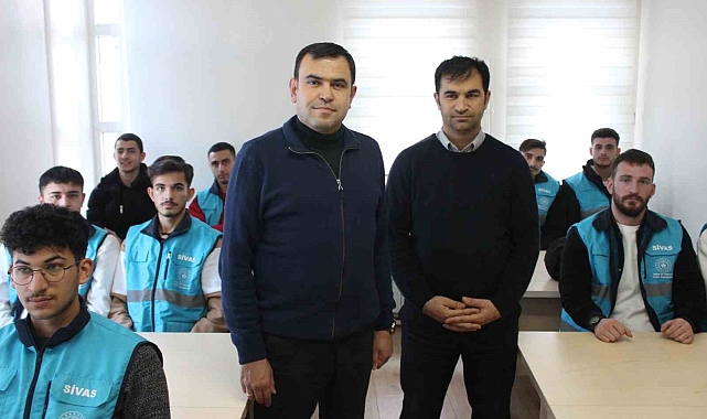 İşitme engelli Mustafa, alınmadığı liseyi bölüm birincisi olarak bitirdi