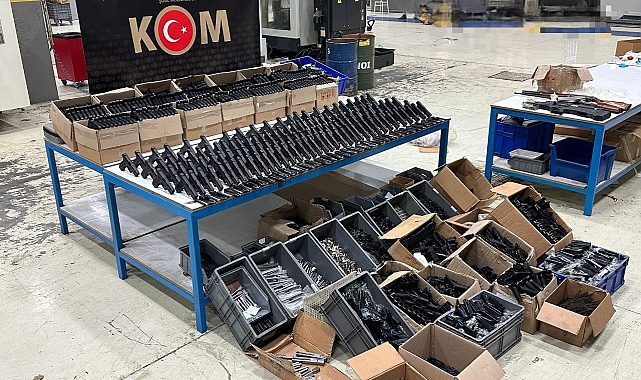 İzmir&#039;de 271 ruhsatsız tabanca ve silah imalatında kullanılan binlerce malzeme ele geçirildi