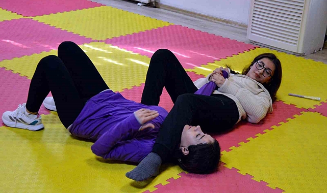 Kadınlar Yakın Savunma Atölyesinde kendilerini savunmayı öğreniyor