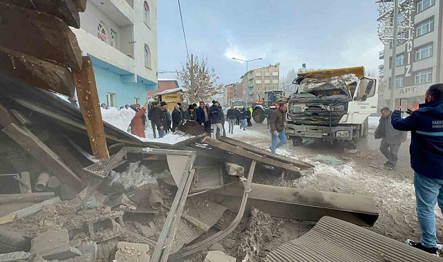 Kamyon sürücüsü kömürlüğe daldı