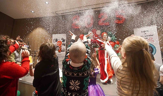 Kanser tedavisi gören çocuklar yılbaşı partisinde doyasıya eğlendi
