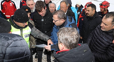 Kars Valisi Polat Iğdır'a Ait Yolcu Otobüsünün Kaza Yaptığı Yerde İncelemede Bulundu