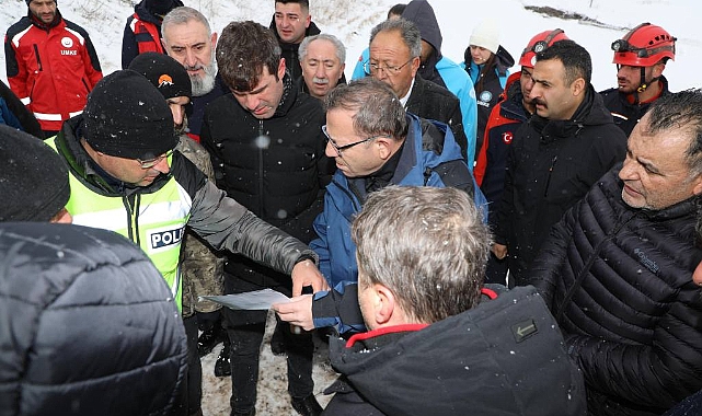 Kars Valisi Polat Iğdır&#039;a Ait Yolcu Otobüsünün Kaza Yaptığı Yerde İncelemede Bulundu
