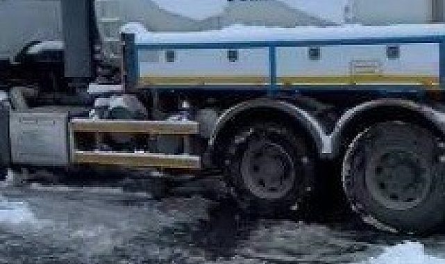 Kars&#039;ta Kar Yağışı Hayat Felç Etti: Yüzlerce Araç Mahsur Kaldı