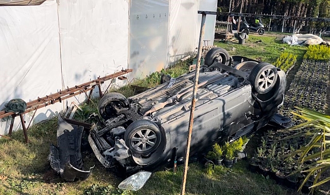 Kontrolden çıkan araç çiçek bahçesine uçtu