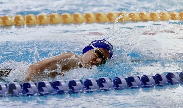 Koronavirüsün etkisiyle kalp kası iltihabına yakalandı, yüzme tutkusu ile sağlık engelini aştı