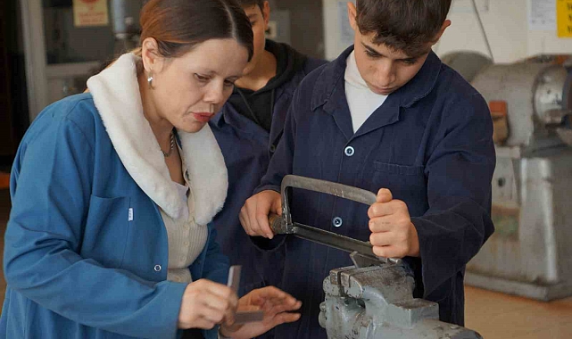 Makine kalıp öğretmenini gören şaşırıyor