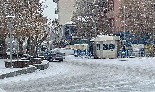 Malazgirt Beyaz Bir örtüyle Kaplandı: Kar Yağışı Hayatın Akışını Yavaşlattı