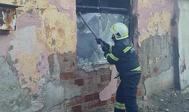 Metruk bir evde çıkan yangında köpek var iddiası ekipleri harekete geçirdi