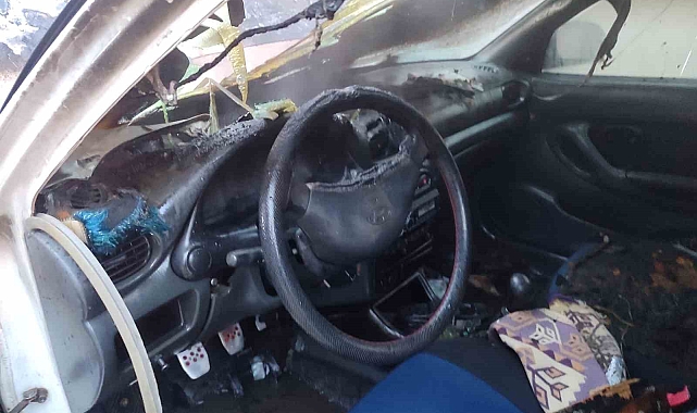 Muş&#039;ta Park Halindeki Otomobil Alev Alev Yandı