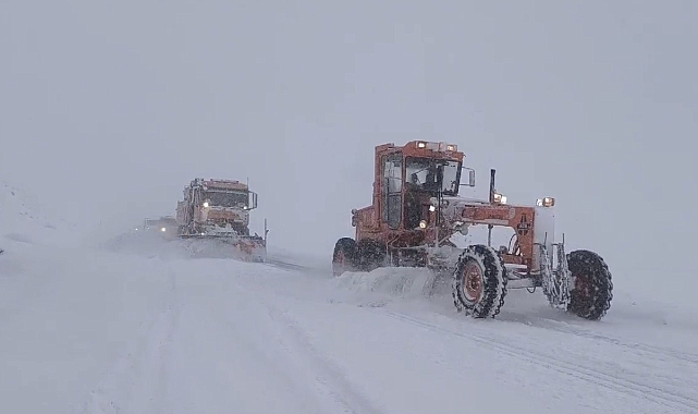 Muş&#039;ta Yoğun Kar Yağışı: Muş-Kulp Yolu Ulaşıma Kapalı