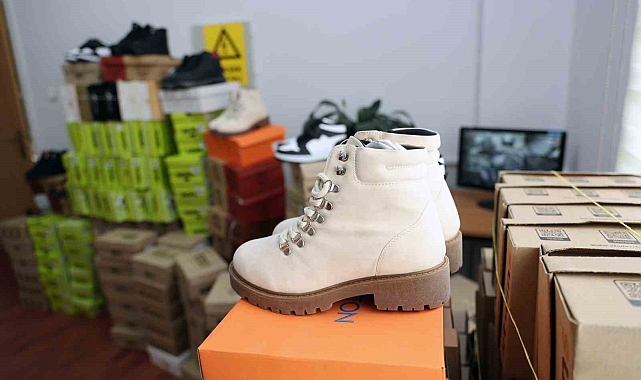 Öğrencilere, hayırsever tarafından temin edilen 1.200 çift kışlık ayakkabı dağıtıldı