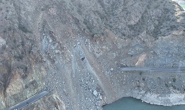 Olur-Yusufeli Yolu Heyelanı Sonrası Trafikte Büyük Aksaklıklar Yaşandı, Çalışmalar Hızla Devam Ediyor