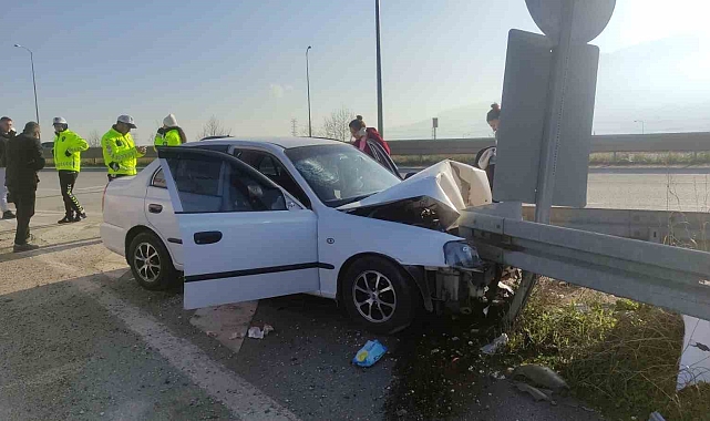 Otomobil bariyerlere saplandı