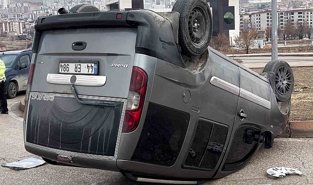 Otomobil ile hafif ticari araç çarpıştı