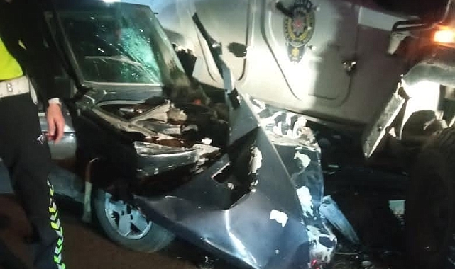 Otomobil polis aracına çarptı