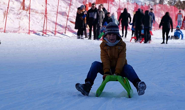 Palandöken&#039;de çocukların kızak keyfi komik anlar yaşattı