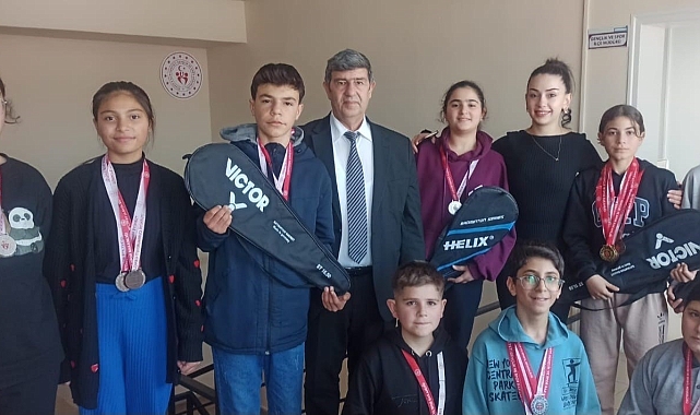 Pasinler&#039;de Badmintonculara Malzeme Desteği
