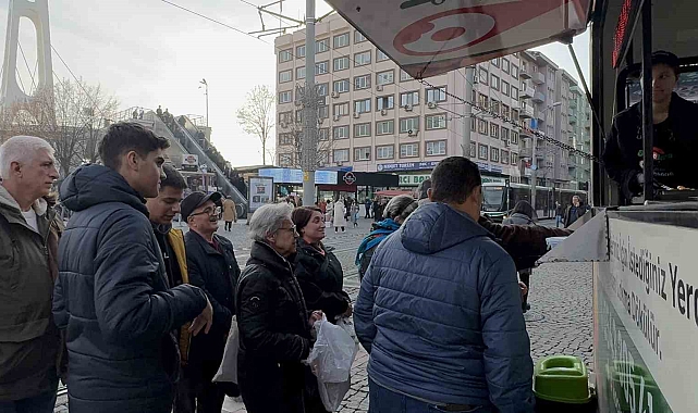 Patron gitsin diye lokma dağıttı