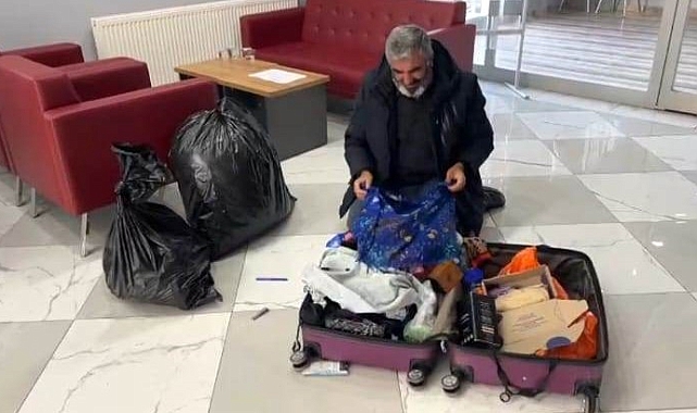 Rojin&#039;in eşyalarını teslim alan acılı baba, kızının kıyafetlerini kokladı