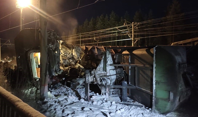 Rusya&#039;da yolcu treni ile yük treni kafa kafaya çarpıştı: 14 yaralı