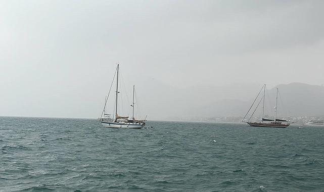 Sağanağın etkili olduğu Marmaris ilçesinde balıkçı teknesi suya gömüldü