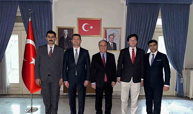 Şam Büyükelçiliği Geçici Maslahatgüzarı Büyükelçi Burhan Köroğlu ve Büyükelçilik çalışanları.