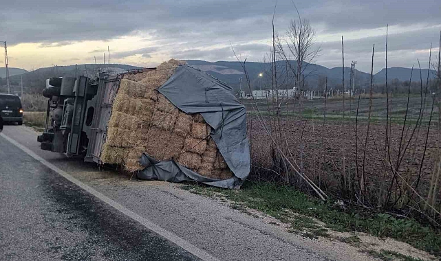 Saman yüklü kamyon devrildi