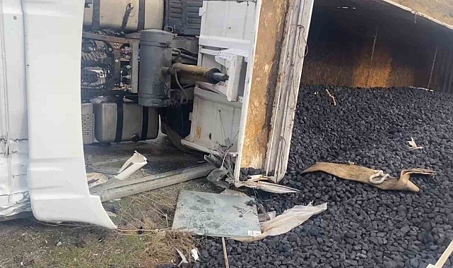 Samsun&#039;da kömür yüklü tır yan yattı