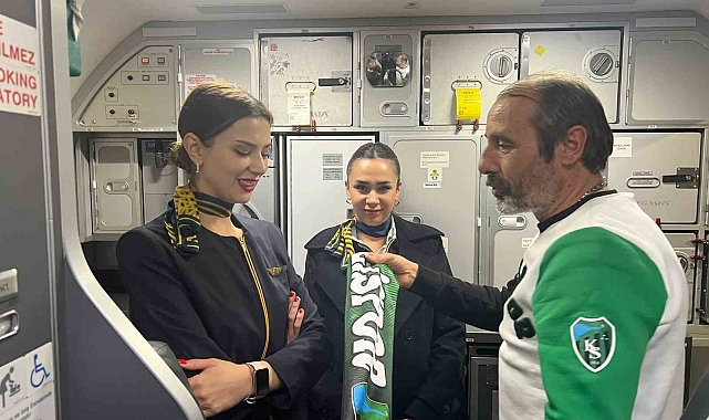 Saniyeler içinde besteleyip hostese söylediler