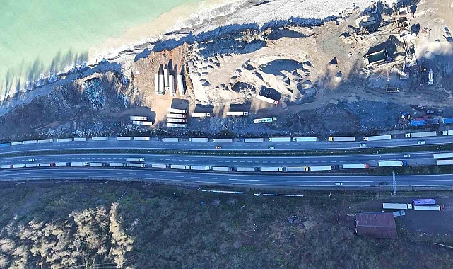 Sarp Sınır Kapısı&#039;ndaki Tır Yoğunluğu Hopa&#039;yı Felç Ediyor