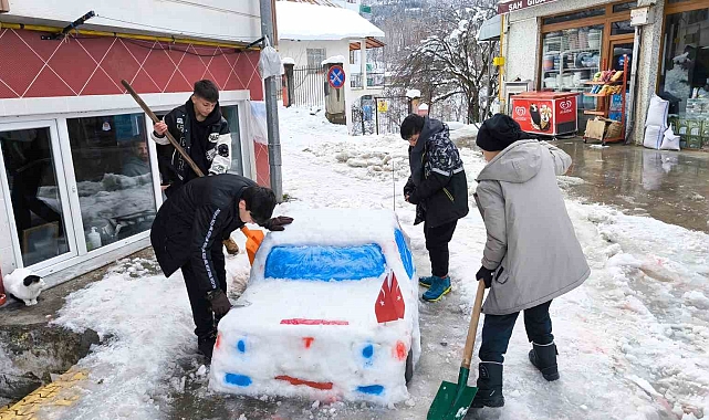 Şavşat&#039;ta Kardan Adam Değil, Kardan Araba! Öğrencilerin Yaratıcılığı Göz Kamaştırıyor