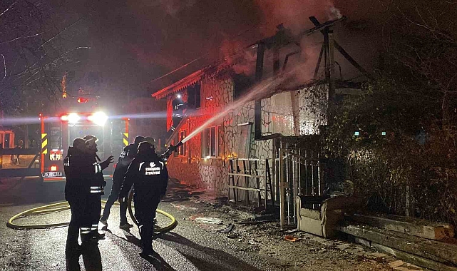 Sigortanın kısa devre yapması sonucu çıkan yangında müstakil evi küle döndü