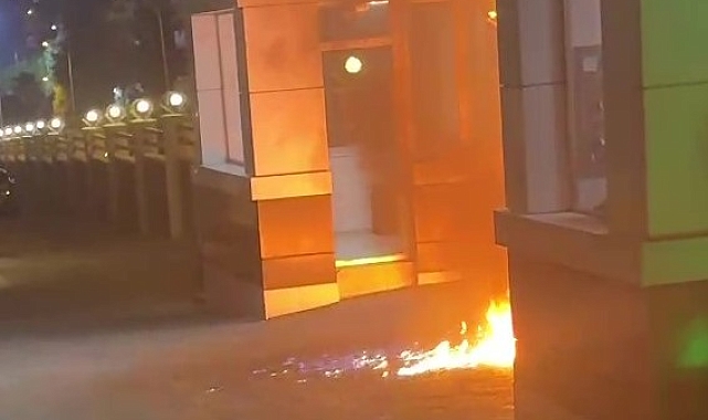 Sitenin güvenlik kulübesini ateşe verip kadın güvenlik görevlisinin başına silah dayadı