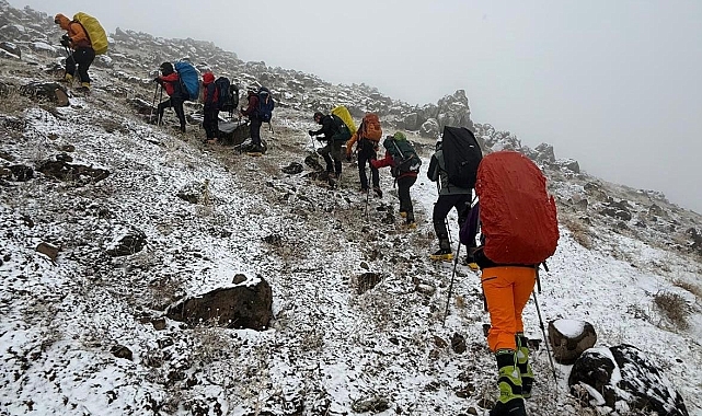 Süphan Dağı&#039;nda Zorlu Kış Tırmanışı: İstanbul Asya Dağcılık Spor Kulübü&#039;nden Geri Dönüş