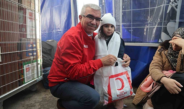 Suriyeli çocuklara, Kızılay&#039;dan hediye paketi